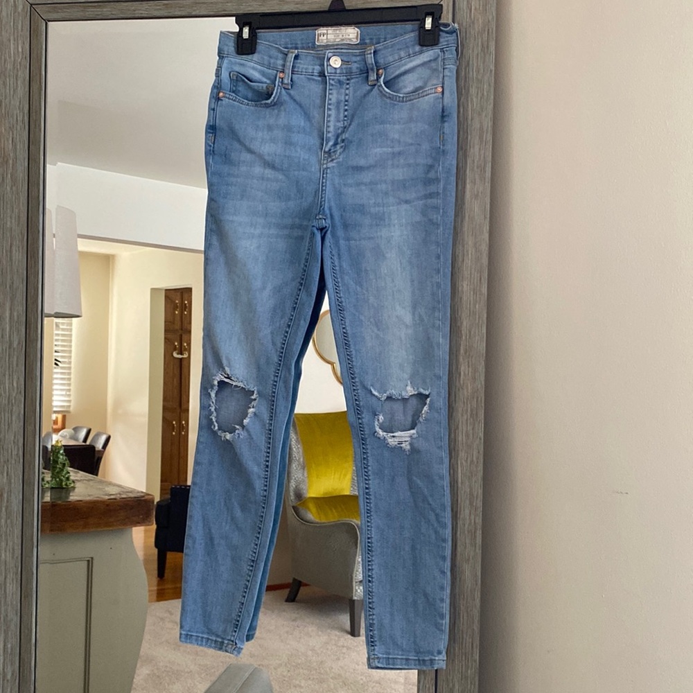 Free People, 27R, distressed knee cropped ankle skinny light wash jeans, cute!!